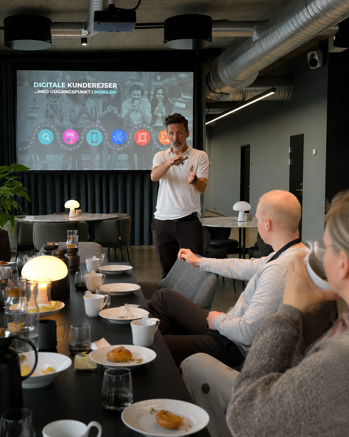 Peter Schjødt præsenterer digitale kunderejser foran et publikum